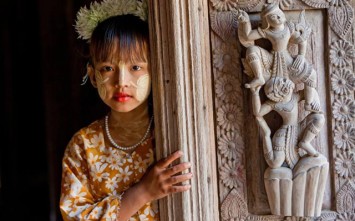 သနပ္ခါးနွင့္ လွပေနေသာ ျမန္မာ့ အမ်ိဳးသမီးမ်ား